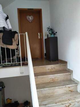 Treppenhaus mit Jura-Marmor-Treppe und Eisengeländ - 