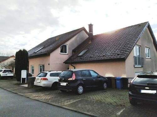 PKW-Stellplätze vor dem Haus - 