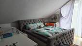 Schlafzimmer mit bodentiefen Fenstern - 