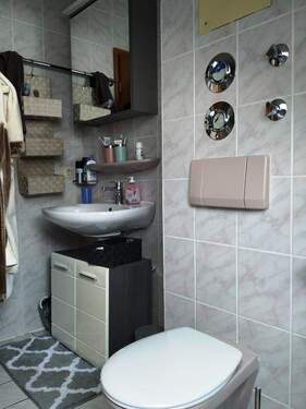 Badezimmer deckenhoch gefliest - 