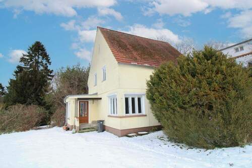 Ansicht von der Einfahrt - 4 Zimmer Einfamilienhaus zum Kaufen in Garz/Rügen