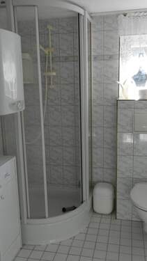 Bad mit Dusche und WC im Untergeschoss - Mehrfamilienhaus, Wohnhaus mit 40,00 m&sup2; in Saalfeld/Saale zum Kaufen