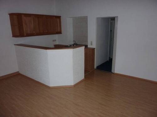 Wohnzimmer mit EBK und Bar - 2 Zimmer Etagenwohnung in Annaberg-Buchholz