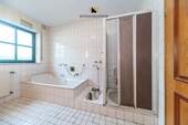 ...Wanne und Dusche - 