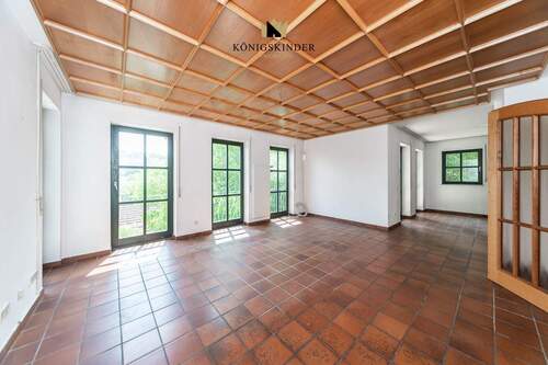 Großzügiges Wohn-/ Esszimmer mit Zugang zum Balkon - Hier leben Sie in einem andauernden Zustand der Freude - Imposante Immobilie in exponierter Südhanglage!