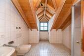 DG: Badezimmer mit Waschbecken, WC... - 