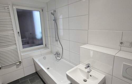 Bad mit Fenster + Wanne - Etagenwohnung mit 72,00 m² in Aachen zur Miete