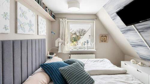 1. OG Schlafzimmer 1 - 