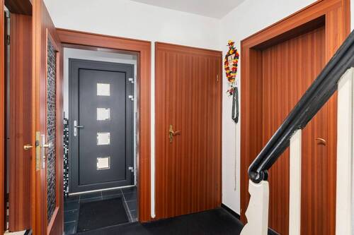 Hauseingang mit Windfang ( 1,40m² ) - 6 Zimmer Reihenendhaus zum Kaufen in Bremen
