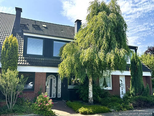 Straßenansicht - In bester Geesthang-Lage: Geräumiges Mittelreihenhaus mit Terrasse, Balkon und TG-Stellplatz