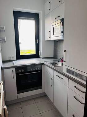 464 moderne Einbauküche mit Fenster - 