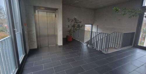 Aufzug im Eingangsbereich - Büro in Ditzingen