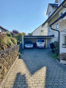 Zufahrt und Carport - 9 Zimmer Mehrfamilienhaus, Wohnhaus zum Kaufen in Renningen