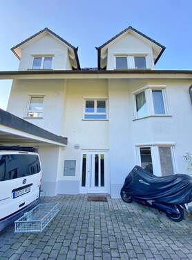 Eingang - 9 Zimmer Mehrfamilienhaus, Wohnhaus in Renningen