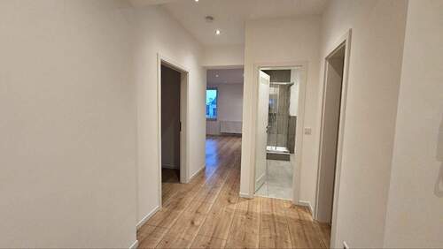 Flur - Etagenwohnung mit 82,30 m&sup2; in Düsseldorf zum Kaufen