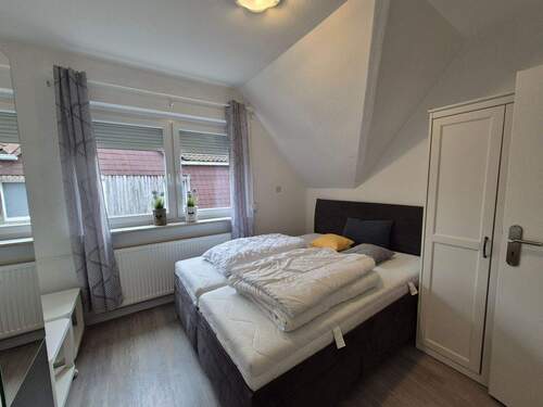 Schlafzimmer 1 - 3-Zimmerwohnung zur Miete - 870,00&nbsp;EUR Kaltmiete, ca.&nbsp; 64,00&nbsp;m&sup2;&nbsp;Wohnfl&auml;che