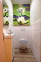 EG: separates WC, WT mit Unterschrank und Spiegel - 