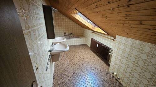 Badezimmer im DG mit Wanne - 