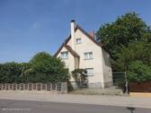 Straßenansicht - Einfamilienhaus mit Grundstück und Garage