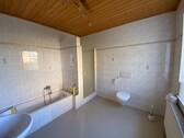 Bad mit Wanne Dusche ost - 