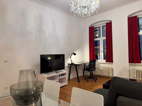 Wohnzimmer - Hervorragende 2 Zimmer Altbau-Wohnung in Charlottenburg nahe der Spree