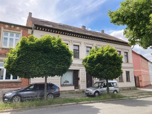 Hausansicht - Kompaktes Sanierungsobjekt mit großen Pontenzial in guter Lage von Aschersleben!