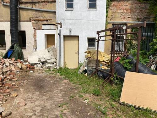 Hausansicht hinten - 1 Zimmer Mehrfamilienhaus, Wohnhaus in Aschersleben