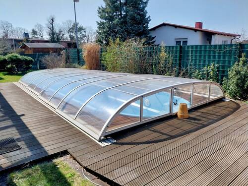 grosser Aussenpool mit Abdeckung.jpg - 