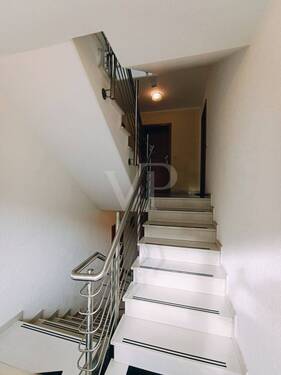 Hausflur mit Blick zur Wohnungstür - Etagenwohnung mit 67,00 m² in Siegen zum Kaufen