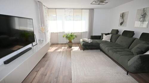 Modernes Wohnzimmer - 4 Zimmer Etagenwohnung zum Kaufen in Neumarkt in der Oberpfalz