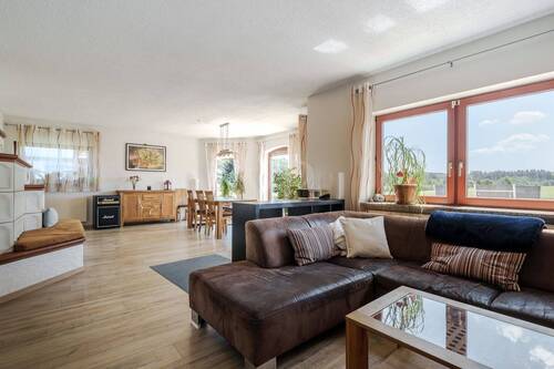 Großzügigkeit im Wohn-Ess-Bereich - Familienfreundliches Einfamilienhaus in Feldrandlage mit schönem Garten und großer Garage