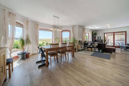 Essbereich mit Blick ins Grüne - 6 Zimmer Einfamilienhaus zum Kaufen in Schöffengrund