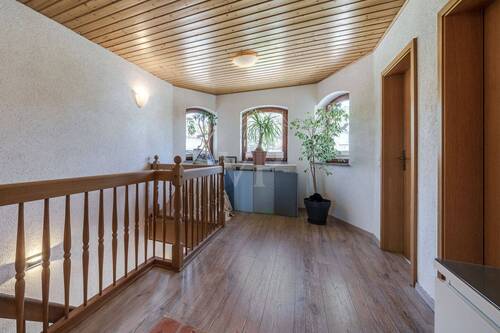 Geräumige Galerie im Obergeschoss - 