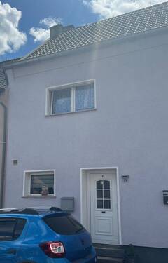 Bild 1 - Kleine vermietete Doppelhaushälfte in ruhiger Seitenstrasse mit schönem Weitblick in VK-Ludweiler zu verkaufen