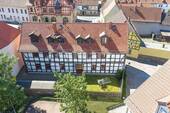Rückansicht mit Grundstück - 9 Zimmer Mehrfamilienhaus, Wohnhaus in Harzgerode