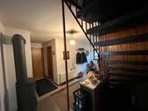 Flur mit Treppe ins Dachgeschoss - 