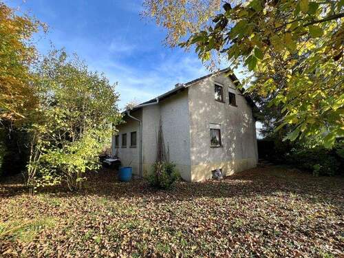 Mit viel Grün und Baumbestand - 