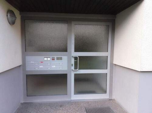 Haustür - Etagenwohnung mit 85,00 m² in Stuttgart zum Kaufen