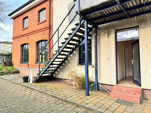 Der Eingang in die Erdgeschosswohnung - 5 Zimmer Etagenwohnung in Schwerin