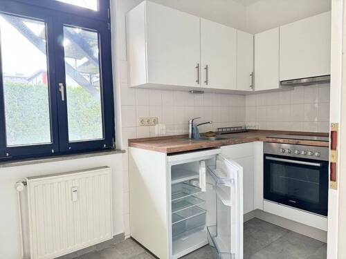 Die Küche mit Einbauküche von der Erdgeschoss-Wohnung - 