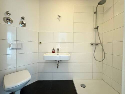 Das Duschbad in der Erdgeschoss-Wohnung - 
