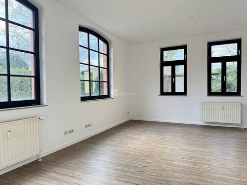 Vom Flur aus in das Zimmer der Erdgeschoss-Wohnung gesehen - 