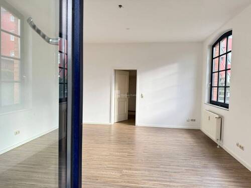 In die Erdgeschoss-Wohnung vom Hof hinein gesehen - 