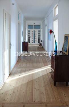 Wohnflur mit schicker Wohnungstür - 