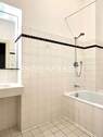 Badezimmer mit Waschbecken und Duschwanne - 