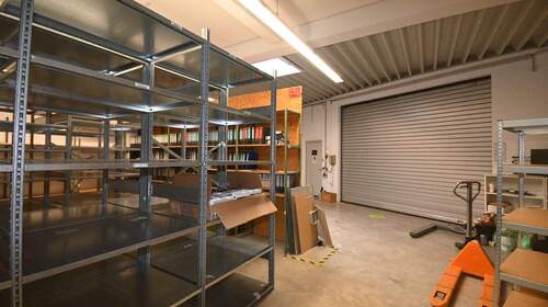 Lagerhalle am Gebäude - 