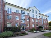 Hausansicht - Helle 3-4 Zimmer-Wohnung mit Balkon, Carport und moderner Raumaufteilung
