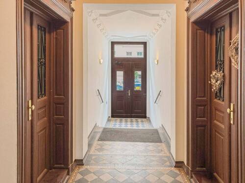 Hauseingang - Etagenwohnung mit 156,20 m² in Leipzig zum Kaufen