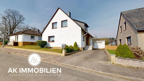 Einfahrt - Vielseitiges Einfamilienhaus in ruhiger Lage von Flegessen - Naturnahes Wohnen mit großem Potenzial
