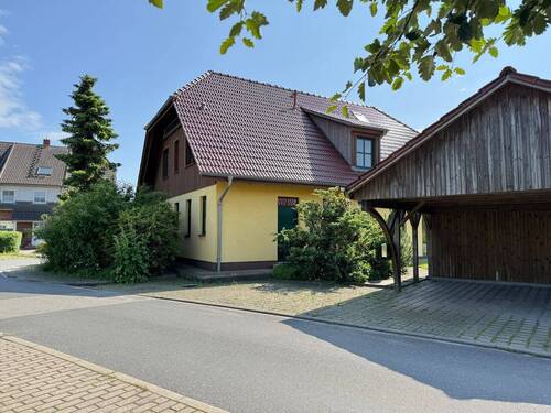 Hausansicht mit Carport - 7 Zimmer Einfamilienhaus zum Kaufen in Born a. Darß